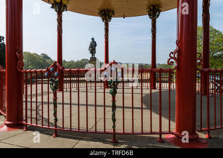 Vue à travers le Kiosque vers la statue de Sir Titus Salt dans Roberts Park, Saltaire, Bradford, West Yorkshire Banque D'Images