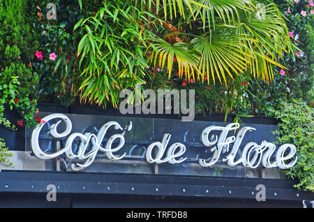 Café de Flore, un des plus vieux cafés de Paris, célèbre pour son célèbre clientèle, Saint-Germain des Prés, quartier Latin, Paris, France Banque D'Images