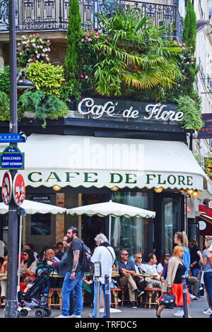 Café de Flore, un des plus vieux cafés de Paris, célèbre pour son célèbre clientèle, Saint-Germain des Prés, quartier Latin, Paris, France Banque D'Images