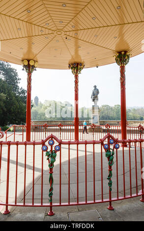 Vue à travers le Kiosque vers la statue de Sir Titus Salt dans Roberts Park, Saltaire, Bradford, West Yorkshire Banque D'Images