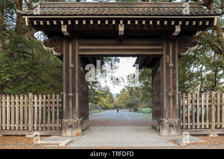 Portes en bois dans les jardins du Palais Impérial, Kyoto, Japon Banque D'Images