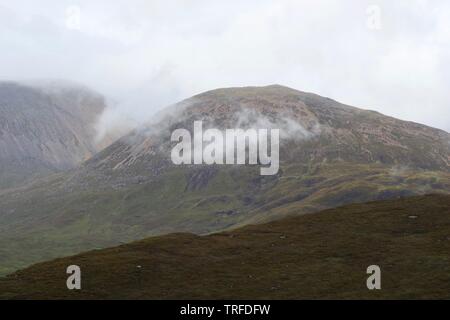 Misty faible Neig Nuage par Beinn na Caillich, Red Cuillin Hills sous un ciel d'automne nuageux. Isle of Skye, Scotland, UK. Banque D'Images