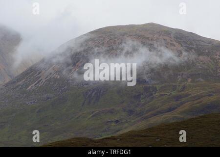 Misty faible Neig Nuage par Beinn na Caillich, Red Cuillin Hills sous un ciel d'automne nuageux. Isle of Skye, Scotland, UK. Banque D'Images