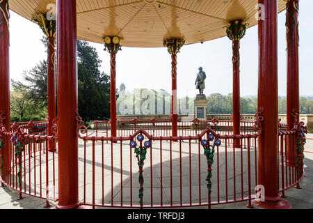 Vue à travers le Kiosque vers la statue de Sir Titus Salt dans Roberts Park, Saltaire, Bradford, West Yorkshire Banque D'Images