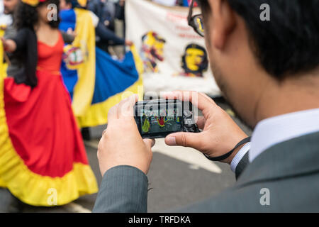 4 juin 2019. Londres, Royaume-Uni. Trump anti rassemblement à Westminster. Un homme records sur son vieux appareil danseurs cubains colorés. Banque D'Images