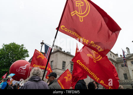 4 juin 2019. Londres, Royaume-Uni. Trump anti rassemblement à Westminster. Les manifestants avec des drapeaux de parti communiste cheer leader travailliste Jeremy Corbin pour son discours. Banque D'Images