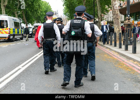 4 juin 2019. Londres, Royaume-Uni. Trump anti rassemblement à Westminster. Un groupe de policiers et policières medic suivez les manifestants. Banque D'Images