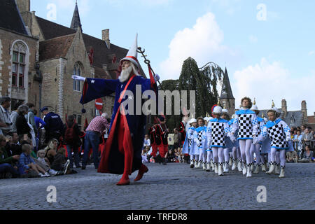 Le cortège de l'arbre d'or. Bruges. Belgique. Le concours de l'arbre d'or. Bruges. Belgique. Banque D'Images