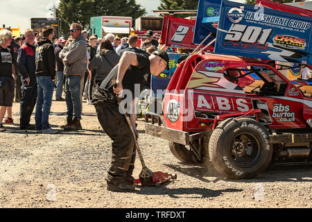 Les conducteurs et les mécaniciens  + spectateurs lors d'une réunion de Stock Car dans le Lincolnshire. Banque D'Images