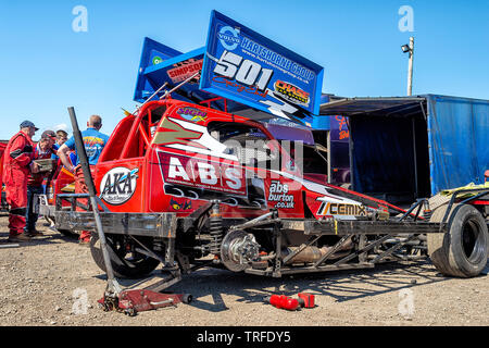 Les conducteurs et les mécaniciens  + spectateurs lors d'une réunion de Stock Car dans le Lincolnshire. Banque D'Images