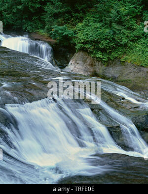 USA, Washington, Gifford Pinchot National Forest, Lewis River descend rapidement au milieu Lewis River Falls. Banque D'Images