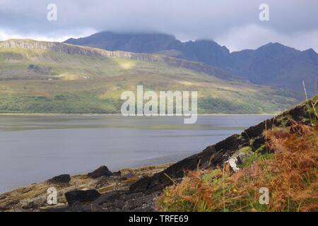 Black Cuillin, crête de montagne du Loch Slapin nuageux sur une journée d'automne. Isle of Skye, Scotland, UK. Banque D'Images