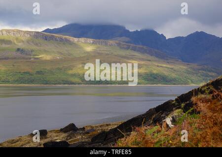 Black Cuillin, crête de montagne du Loch Slapin nuageux sur une journée d'automne. Isle of Skye, Scotland, UK. Banque D'Images