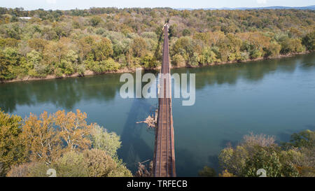 Vue de jour photographie de paysage aérien d'acier rouillé Vintage Railroad Train Trestle Crossing Historic Potomac dans le Maryland, USA Banque D'Images