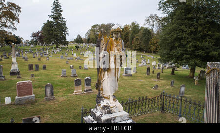 Image aérienne Vue rapprochée Sculpture Ange patiné vieille pierre tombale Cimetière de guerre civile américaine plus vieux Rose Hill Cemetery Hagerstown Maryland Banque D'Images