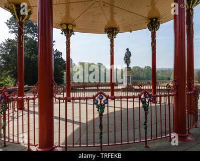 Vue à travers le Kiosque vers la statue de Sir Titus Salt dans Roberts Park, Saltaire, Bradford, West Yorkshire Banque D'Images