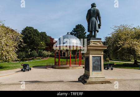 Le Colonel William deux canons Dundas de chaque côté de la scène, avec la statue de Sir Titus Salt, Roberts Park, Saltaire, Bradford, West Yorkshire Banque D'Images