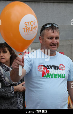 Londres, Royaume-Uni. 4 juin 2019. Un manifestant tenant un ballon avec la coalition Stop Trump, l'un des nombreux manifestants qui tiennent une journée de protestation dans le centre de Londres sur Trafalgar Square contre le président des États-Unis, Donald Trump, en visite au Royaume-Uni. Crédit: Joe Kuis / Alay Banque D'Images