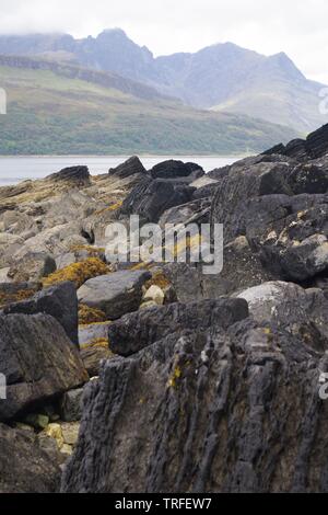 Black Cuillin, crête de montagne du Loch Slapin nuageux sur une journée d'automne. Isle of Skye, Scotland, UK. Banque D'Images