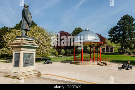 Le Colonel William deux canons Dundas de chaque côté de la scène, avec la statue de Sir Titus Salt, Roberts Park, Saltaire, Bradford, West Yorkshire Banque D'Images