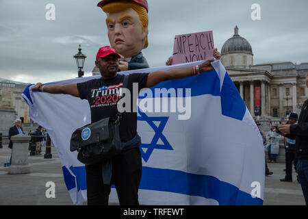 Londres, Royaume-Uni. 4 juin 2019. Trump soutient le drapeau d'Israël sur Trafalgar Square devant un modèle de Donald Trump avant que les manifestants tiennent une journée de protestation dans le centre de Londres sur Trafalgar Square contre le président des États-Unis, Donald Trump, en visite au Royaume-Uni. Crédit: Joe Kuis / Alay Banque D'Images