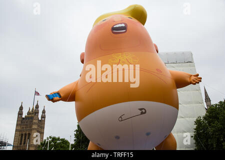 London UK 4 Juin 2019 Le 'Bébé' Trump dirigeable, une effigie du Président américain Donald Trump, s'apprête à voler sur la place du Parlement à Londres, le deuxième jour de la présidence de la visite d'Etat de trois jours au Royaume-Uni Banque D'Images