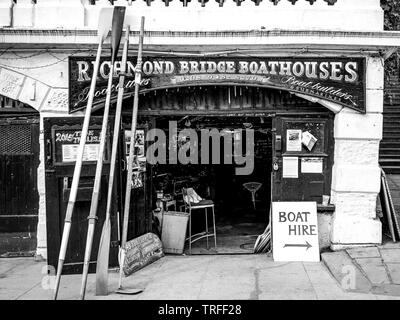 Richmond Bridge les hangars à bateaux en noir et blanc Banque D'Images