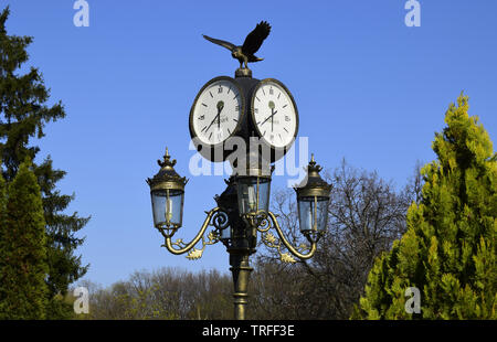 Horloge d'un réverbère. L'Ukraine, Kharkov, Feldman Ecopark Banque D'Images