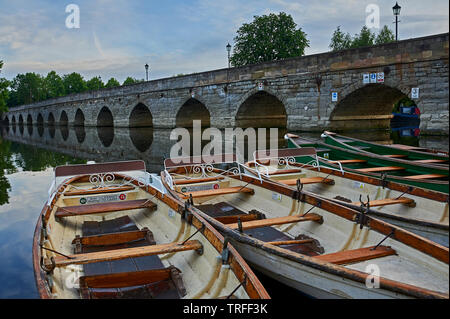 Stratford Upon Avon, Warwickshire et bateaux amarrés sur la rivière Avon tôt un matin d'été. Banque D'Images