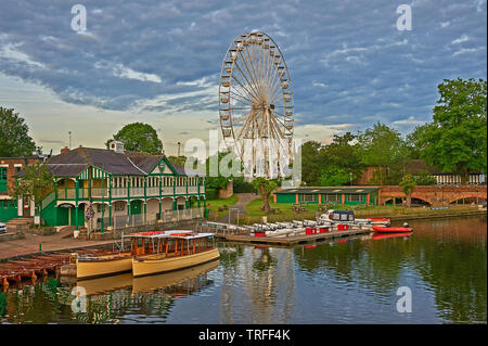 Stratford upon Avon, des bateaux du Warwickshire amarrés sur la rivière Avon tôt un matin d'été. Banque D'Images