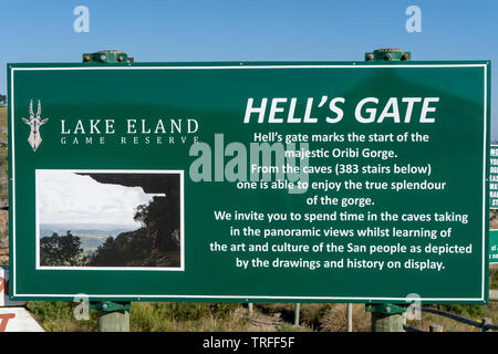 Durban, Afrique du Sud - 18 mai 2019 : Le lac Eland game reserve - Hells Gate signer décrivant les grottes que les touristes peuvent faire des randonnées d'Oribi Gorge en. Banque D'Images