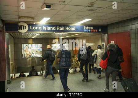 Les gens à Penn Station à New York pour aller prendre le métro et les trains de chemin de fer de Long Island. Banque D'Images