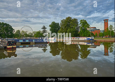 Stratford Upon Avon, Warwickshire et bateaux reflète dans l'eau. Banque D'Images