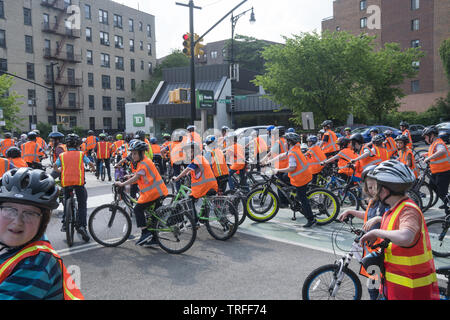 Grand groupe de garçons juifs orthodoxes de la Borough Park de quitter le parc Prospect sur une promenade en vélo dans la région de Brooklyn, New York. Banque D'Images