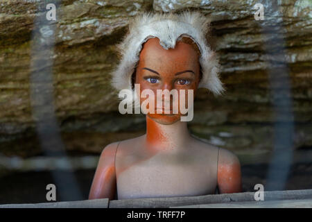 Creepy à la poupée avec la peau animale hat. Partie d'une ancienne grotte et patiné à l'affichage, d'Oribi Gorge Afrique du Sud. Banque D'Images