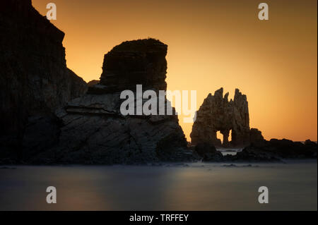 Playa de Portizuelo côte rocheuse avec des falaises en arrière-plan au coucher du soleil, les Asturies, Espagne Banque D'Images