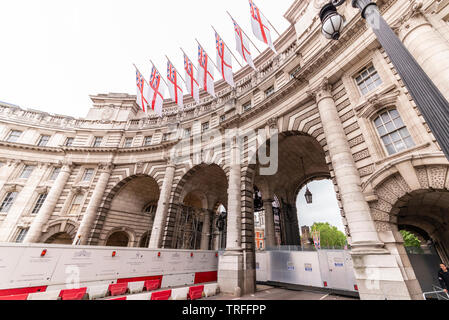 L'Admiralty Arch durant la visite officielle du Président américain Donald Trump avec une barrière en acier temporaire en place ainsi que la thésaurisation de la construction Banque D'Images