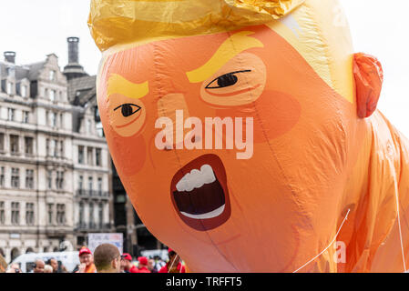 Donald Trump bébé ballon dirigeable à Parliament Square, Londres, Royaume-Uni au cours nous Président Visite d'État. Face au cours de l'inflation. L'apparence en colère Banque D'Images