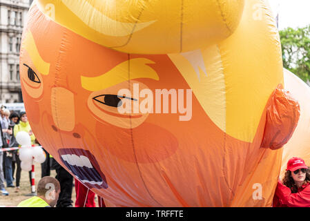 Donald Trump bébé ballon dirigeable à Parliament Square, Londres, Royaume-Uni au cours nous Président Visite d'État. Face au cours de l'inflation. L'apparence en colère Banque D'Images