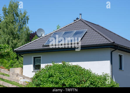 Maison avec toit de tuiles et de centrale thermique solaire Banque D'Images