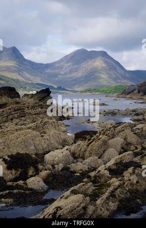 Black Cuillin, crête de montagne du Loch Slapin nuageux sur une journée d'automne. Isle of Skye, Scotland, UK. Banque D'Images