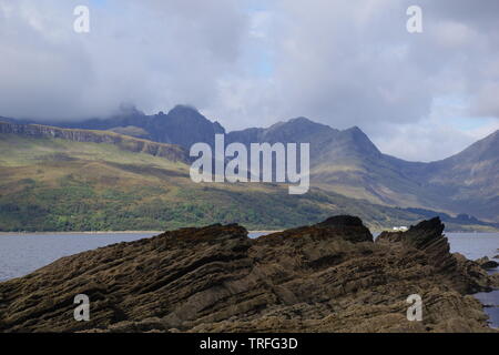 Black Cuillin, crête de montagne du Loch Slapin nuageux sur une journée d'automne. Isle of Skye, Scotland, UK. Banque D'Images