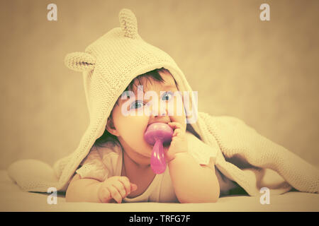 Baby Girl Playing with toy on blanket at home Banque D'Images