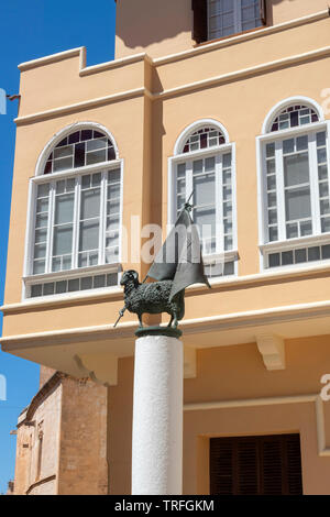 Une statue par Matias Quetglas d'un bélier tenant le drapeau de Saint Jean le Baptiste, également appelé Sant Joan localement, Ciutadella, Minorque, Îles Baleric, Banque D'Images