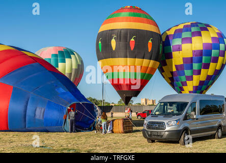 Colorful ballons à air chaud du gonflage avec les gens de l'équipage à un nouveau festival au Mexique. Banque D'Images