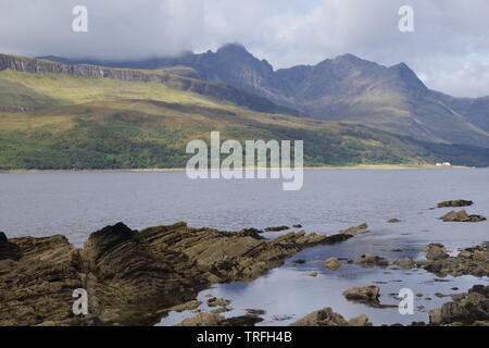 Black Cuillin, crête de montagne du Loch Slapin nuageux sur une journée d'automne. Isle of Skye, Scotland, UK. Banque D'Images