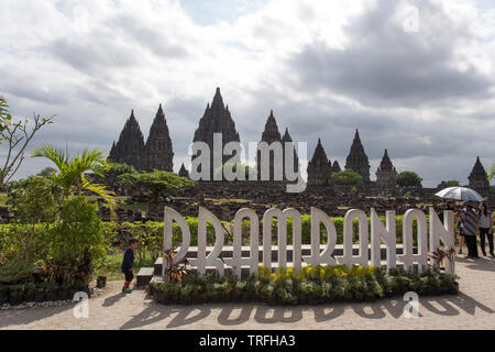 Yogyakarta, Indonésie - Août 04, 2017 : les touristes visitant Temple de Prambanan à Yogyakarta Banque D'Images