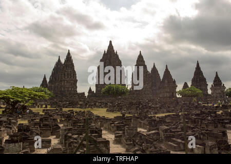 Yogyakarta, Indonésie - Août 04, 2017 : les touristes visitant Temple de Prambanan à Yogyakarta Banque D'Images