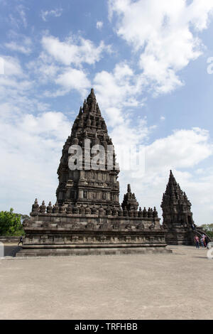 Yogyakarta, Indonésie - Août 04, 2017 : les touristes visitant Temple de Prambanan à Yogyakarta Banque D'Images