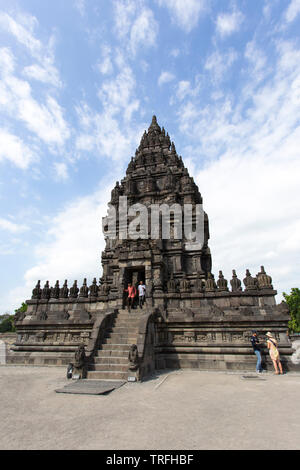 Yogyakarta, Indonésie - Août 04, 2017 : les touristes visitant Temple de Prambanan à Yogyakarta Banque D'Images